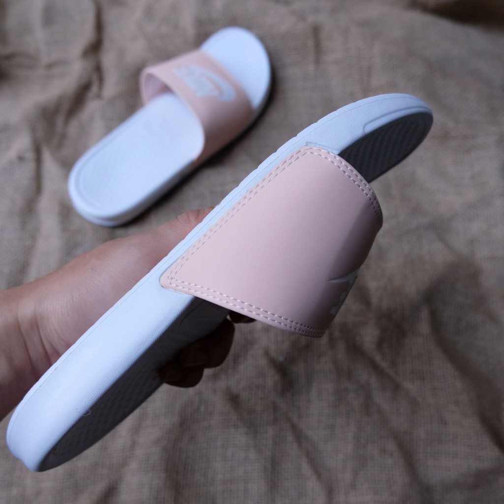 dép nike- quai ngang màu hồng đế trắng cho nữ