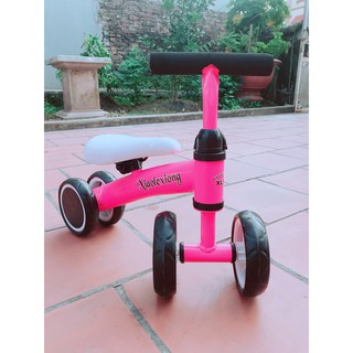 Xe chòi chân giúp bé giữ cân bằng
