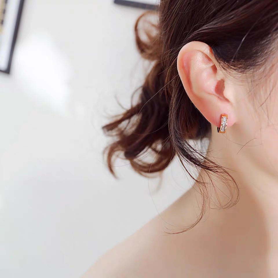Khuyên tai thép titan mạ vàng hồng 18K chống dị ứng hình tròn đính đá zircon một nửa phong cách Hàn Quốc