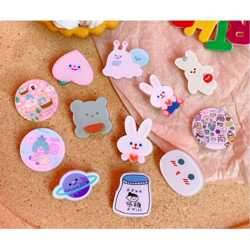 Ghim cài trang trí túi và trang phục bằng acrylic họa tiết hoạt hình đáng yêu