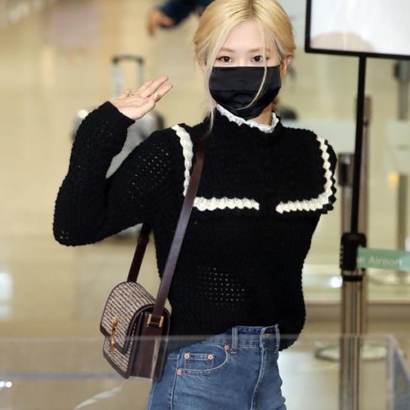 Set áo kiểu viền bèo tiểu thư, quần jeans ống loe giống Rosé BLACKPINK