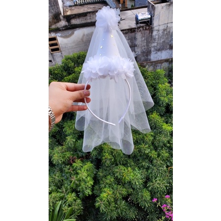 Cài mũ voan cô dâu