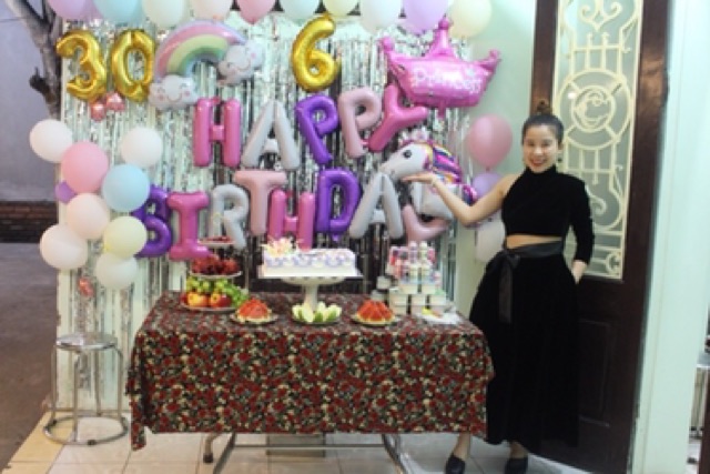 Váy lệch vai nhung đen.