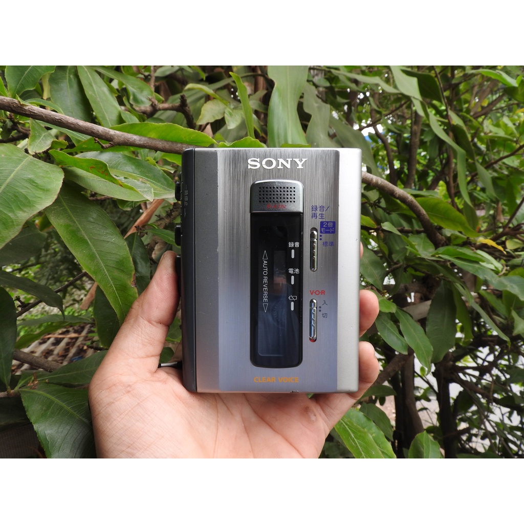 Máy nghe nhạc Cassette Sony TCM-500 có 2 loa ngoài phát băng 2 chiều nghe được 2 bên tai nghe cửa băng bằng kim loại