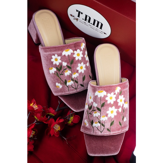 Guốc nhung thêu hoa xuyến chi