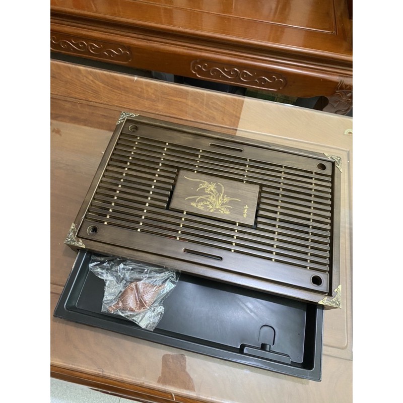 Khay trà đựng ấm chén nẹp đồng 4 góc sang trọng