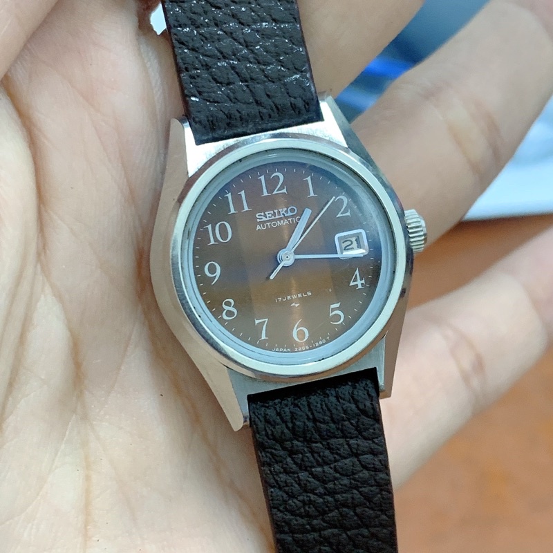 Đồng hồ si nữ hiệu Seiko cơ auto mặt nâu độc đáo, có lịch ngày