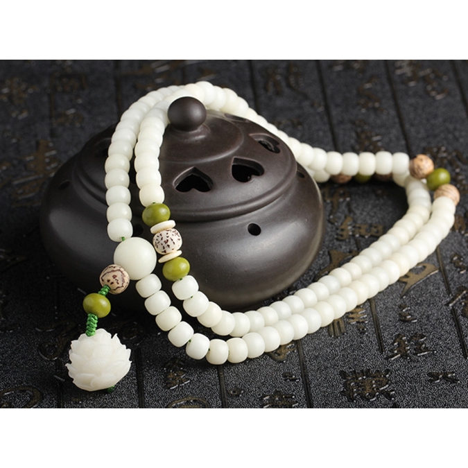 Vòng tay chuỗi hạt trắng gồm 108 hạt đá mặt bông sen sang trọng