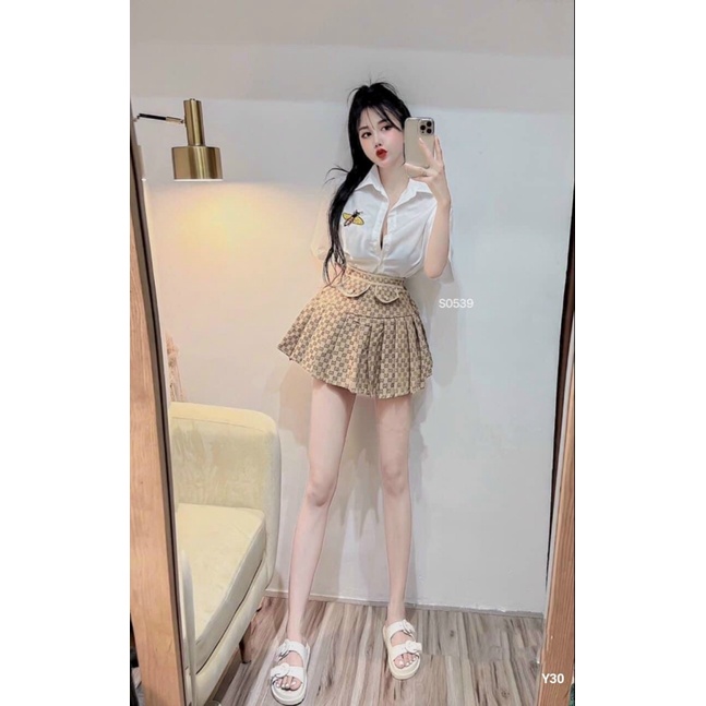 MẪU HOT CHUẨN GU THỜI TRANG -- SÉT BỘ ÁO SƠ MI KATE IN HÌNH ONG DỄ THƯƠNG PHỐI QUẦN BỐ GIẢ VÁY ĐẸP HẾT Ý UP