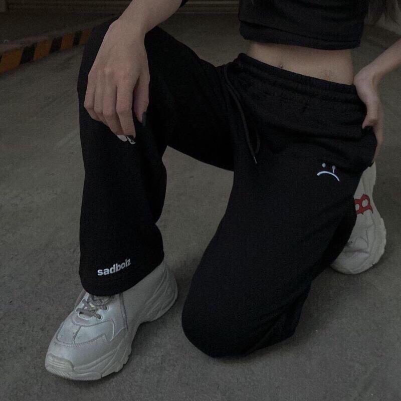[GIÁ HUỶ DIỆT]Quần Jocgger Nỉ SADBOIZ - Quần Bom Chun Dáng Baggy Phong Cách Hàn Quốc Hình Thêu