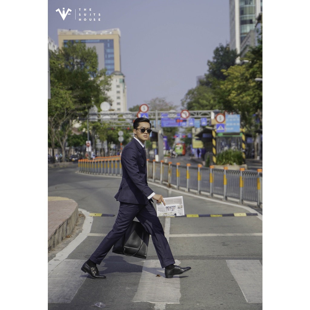 Bộ vest nam xanh navy sẫm kẻ caro, 4 khuy 3 túi, vạt nhọn, ve xếch, chất wool The Suits House