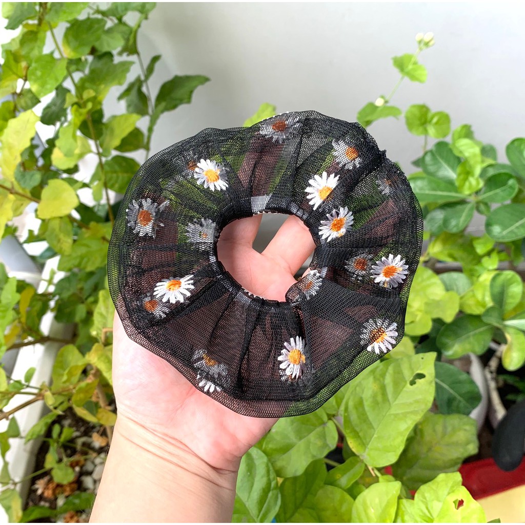 Cột tóc scrunchies thêu hoa cúc