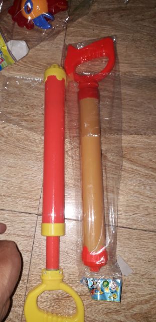 Một chiếc ống xịt nước bằng nhựa dài 36cm