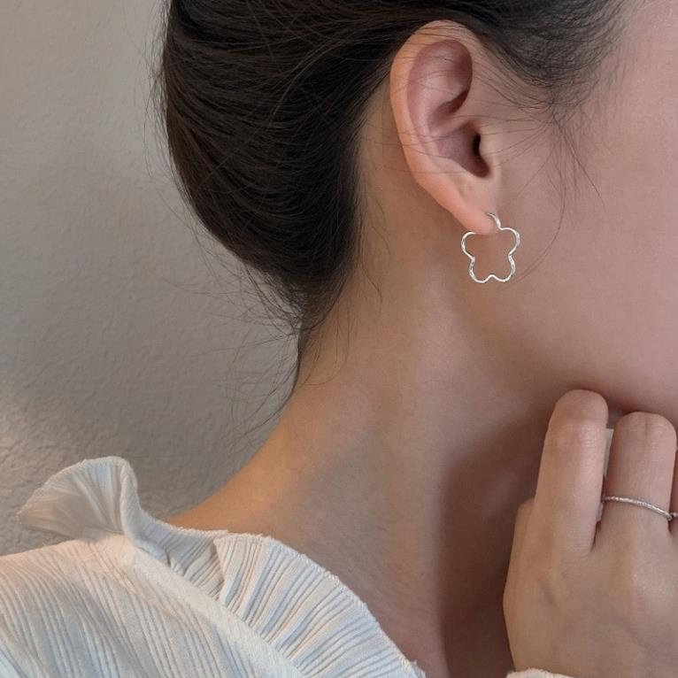 (047) Bông Tai Hình Hoa Rỗng Thiết Kế Đơn Giản Nữ Tính