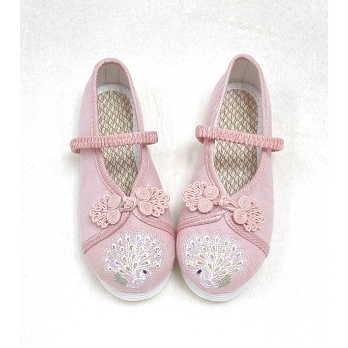 Giày thêu hoa cổ trang cho bé