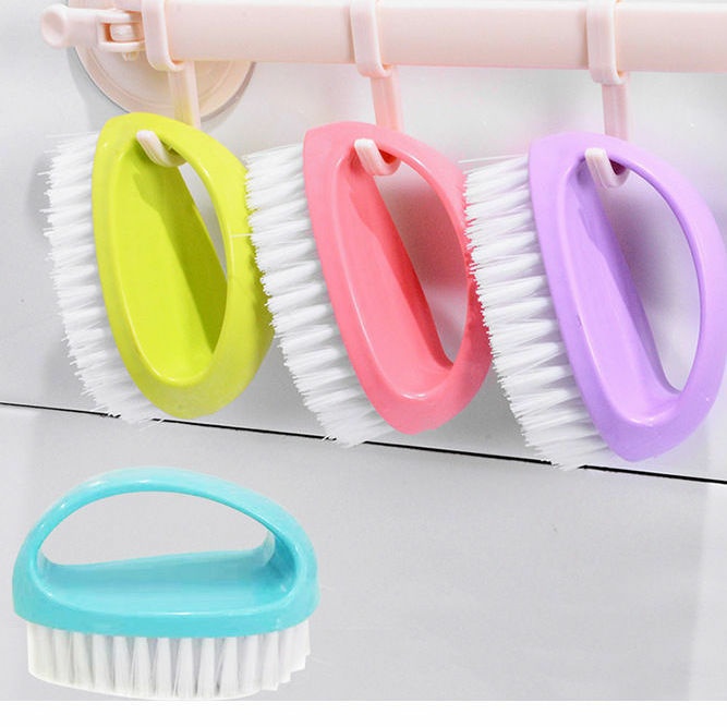 Bàn chải quần áo có tay cầm nhỏ gọn, tiện lợi.