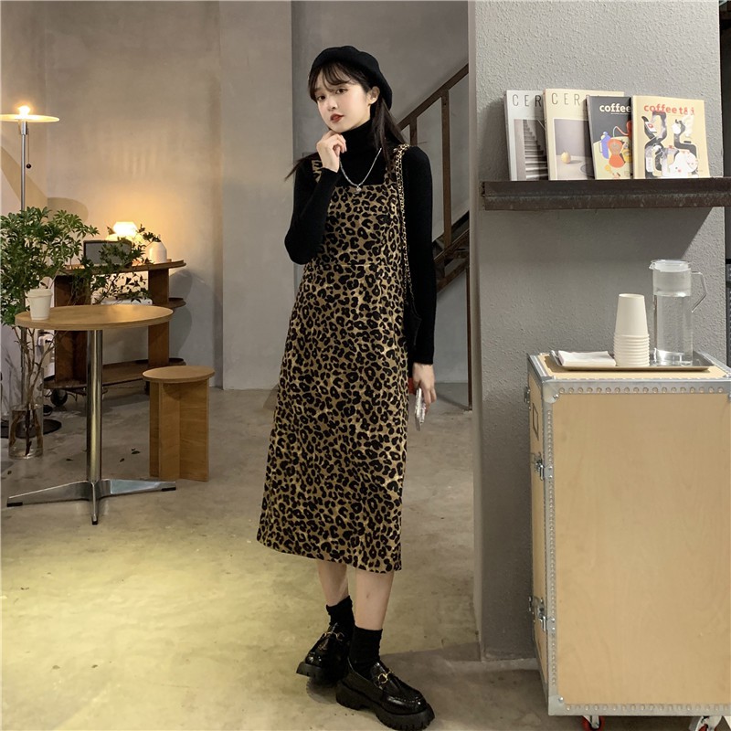 Áo dạ dáng dài màu nâu tây túi hộp kết hợp với váy hai dây da beo nổi bật thu đông Inin Shop