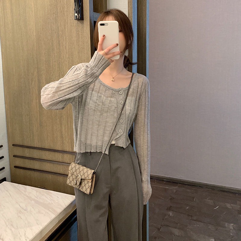 Áo cardigan croptop len màu xám phong cách nữ tính mong manh