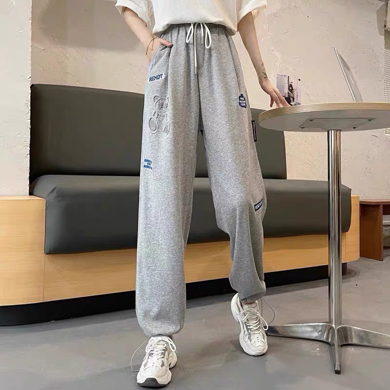 Quần jogger dập nổi hình gấu RUBY HOUSE86 có chốt gấu điều chỉnh mặc 2 kiểu, chất dầy đẹp có 2 size M và L, có 3 màu