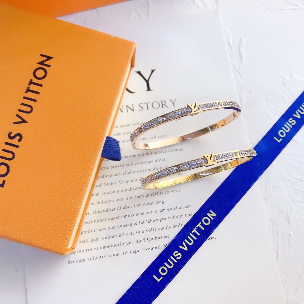 Vòng Tay Louis Vuitton Bằng Thép Titan Họa Tiết Chữ LV Sang Trọng Thời Trang