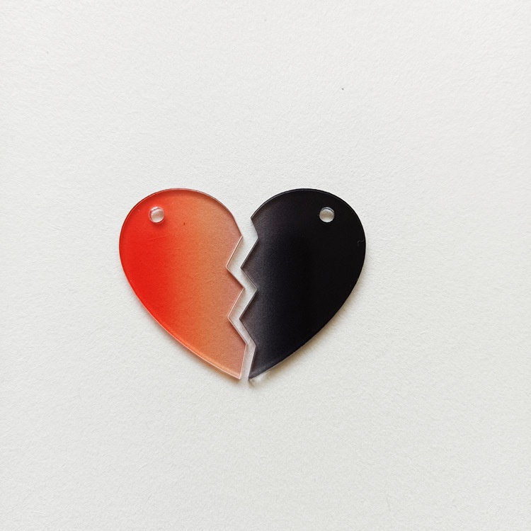 Chia đôi móc khóa acrylic tình yêu
