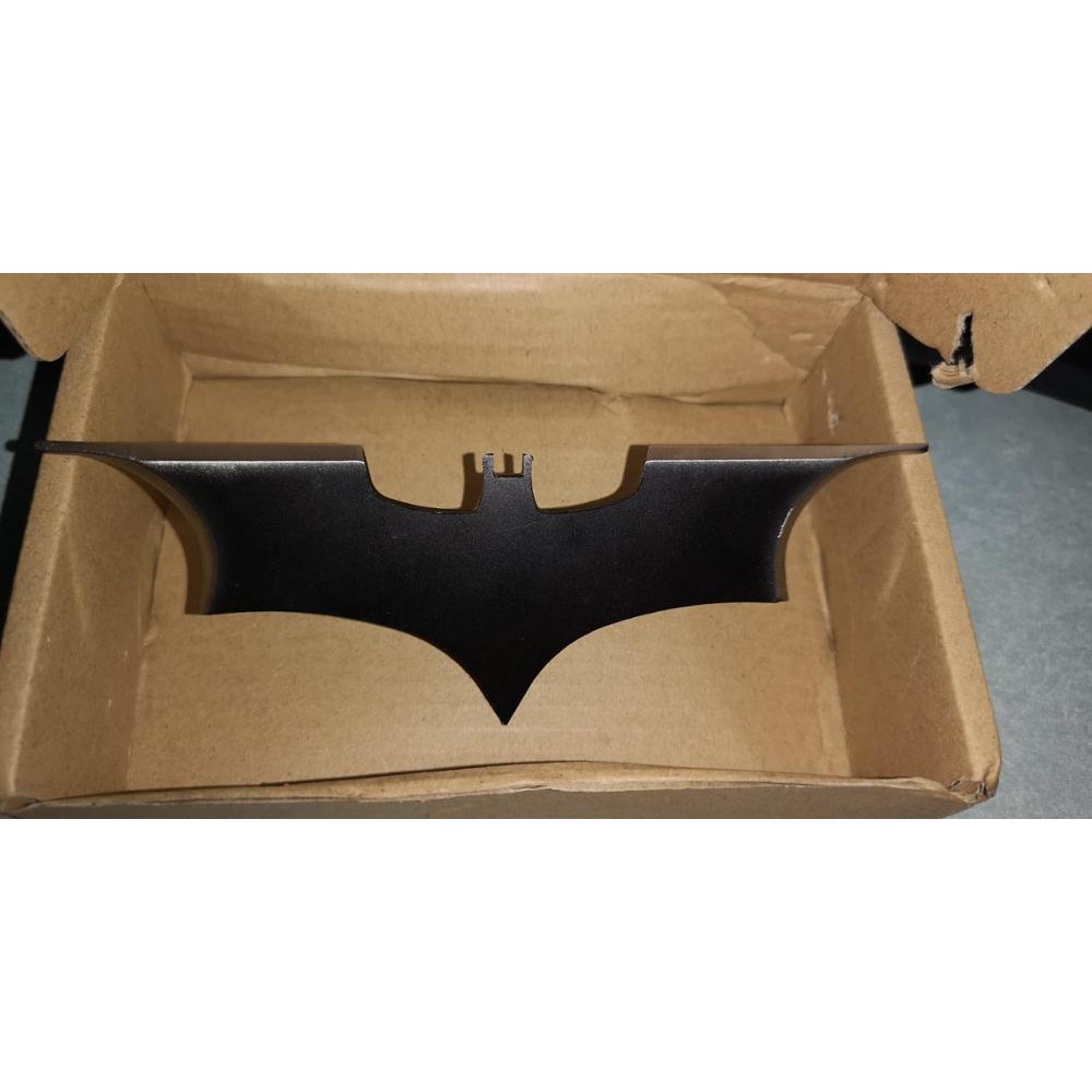Mô Hình BatMan Batarang Sắt - Dao Cắt Bìa Catton