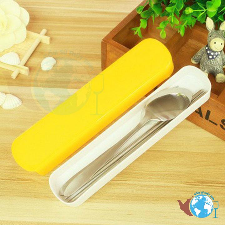 Hộp muỗng đũa nĩa inox hoa văn kèm hộp đựng dễ thương và tiện dụng