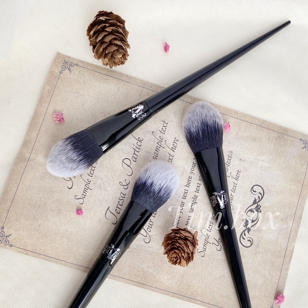 Cọ má hồng phủ phấn Kat Von D25