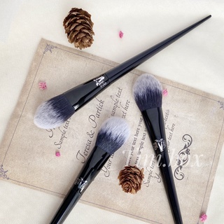 Cọ má hồng phủ phấn Kat Von D25
