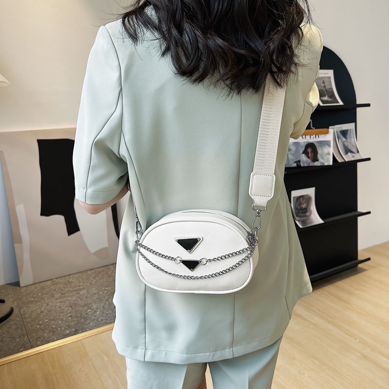 Túi Đeo Chéo Da Mềm Hình Tròn Nhỏ Nhắn Phối Dây Đeo Sợi Xích Thời Trang Xuân Hè 2022 Cao Cấp Cho Nữ