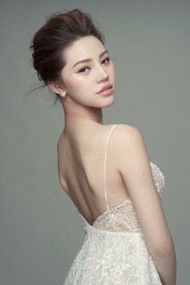 Đầm ren trắng 2 dây hở lưng mỏng manh