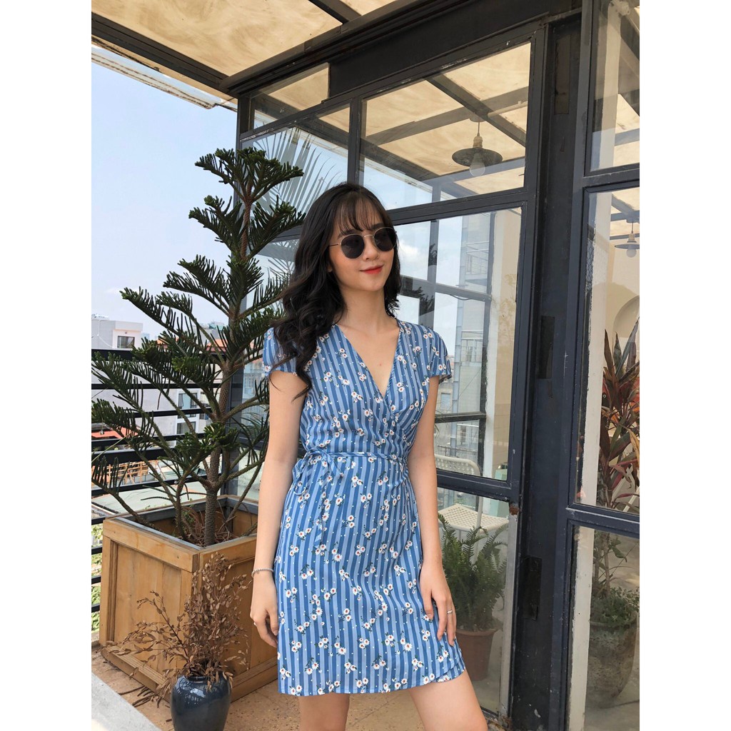 VÁY HOA XANH THẮT EO - ĐẦM KẺ SỌC HOA NHÍ TÍM XANH BUỘC NƠ CỔ V ULZZANG