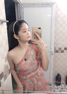 Váy hoa lệch vai