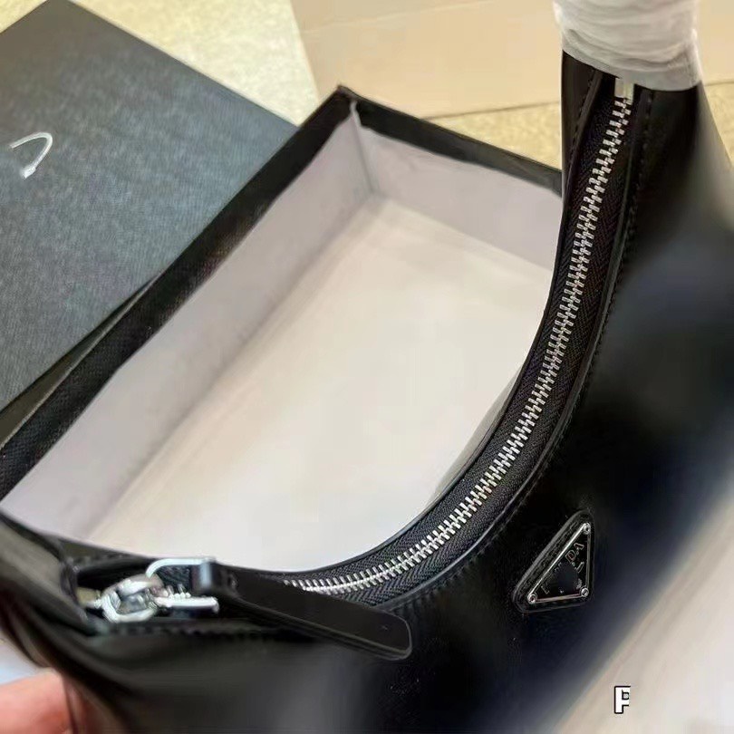 TÚI KẸP NÁCH - 𝑷𝑹𝑨𝑫𝑨 NEW BAG 2022 - Dáng bầu size to da trơn lỳ bóng nhẹ
