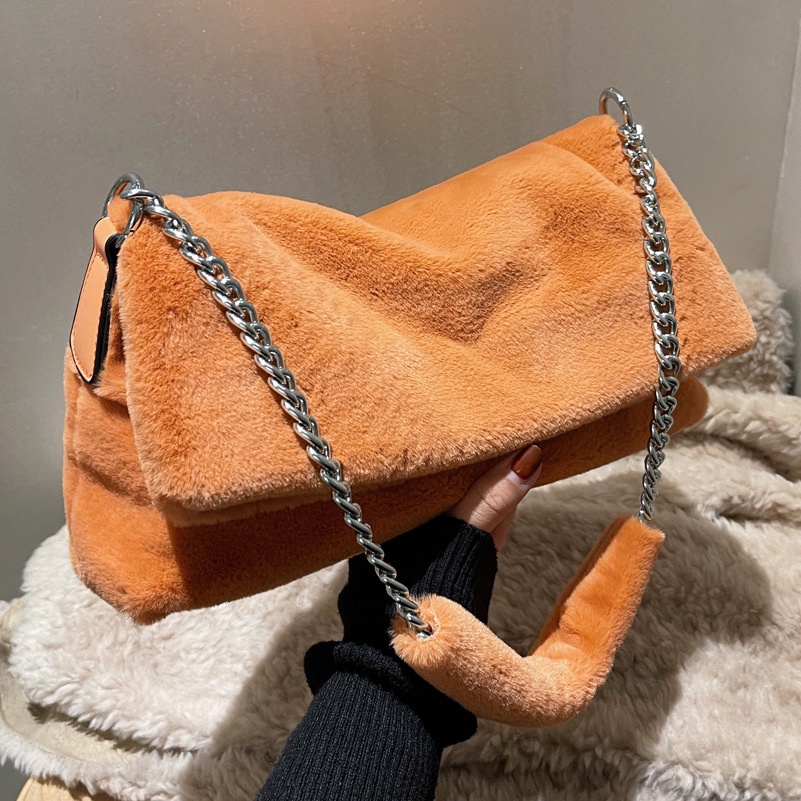 Túi xách messenger IELGY nhồi bông đeo dưới cánh tay phối dây xích hợp thời trang