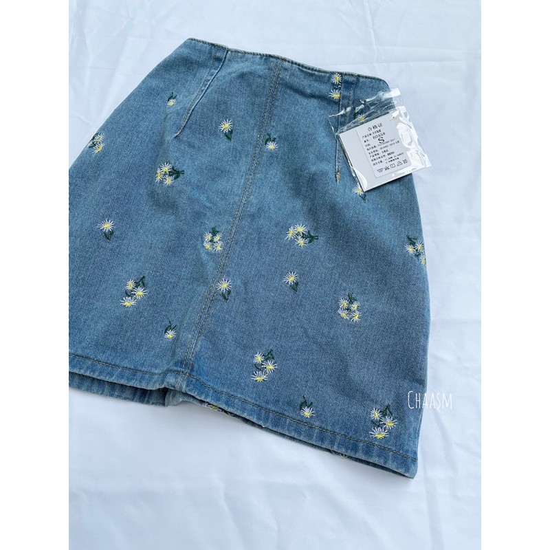 Chân váy jean thêu hoa A-line/ mini skirt SẴN