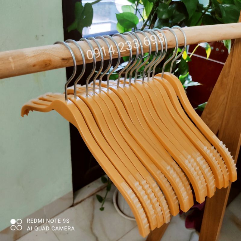 Móc treo quần áo, dáng tre bằng nhựa cao cấp có đệm vai chống tuột size 32cm và 38cm màu vàng, nâu cho shop thời trang