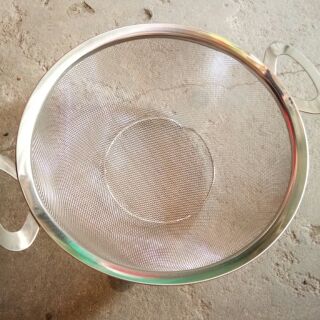 Rổ lược bằng inox có 2 tay cầm