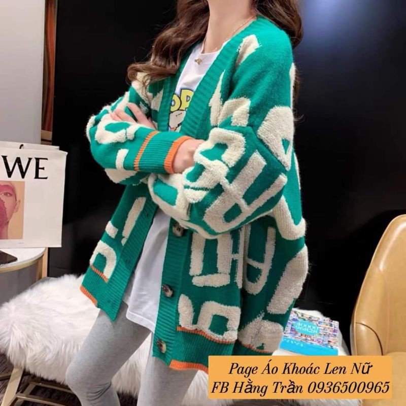 Áo khoác cardigan nữ viền họa tiết chữ có nút.