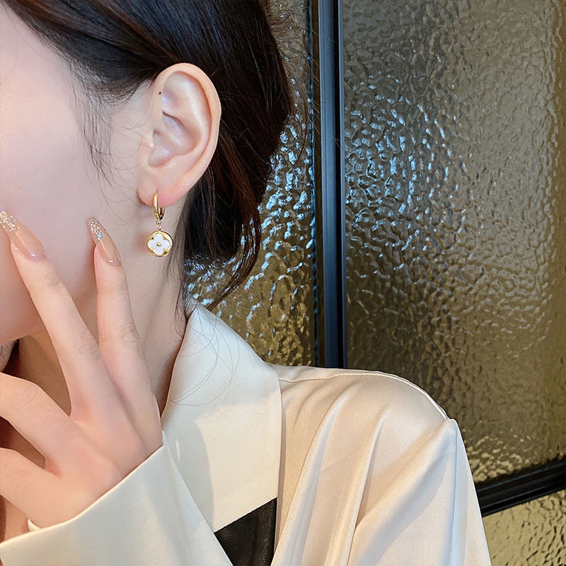 Khuyên Tai Thép Titan Mặt Cỏ Ba Lá Mạ Vàng Độc Đáo Thời Trang