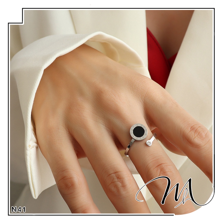 Nhẫn nữ Titan freesize mặt số La Mã xà cừ đen - Măng’s House N41