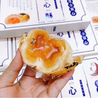 Bánh pía trứng muối tan chảy ngàn lớp