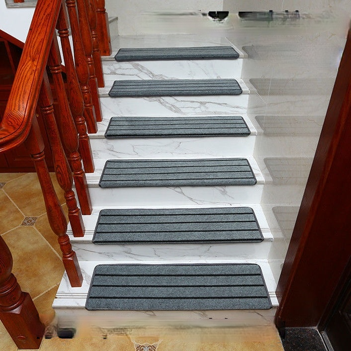 Thảm lót bậc cầu thang kiểu dáng cổ điển sang trọng