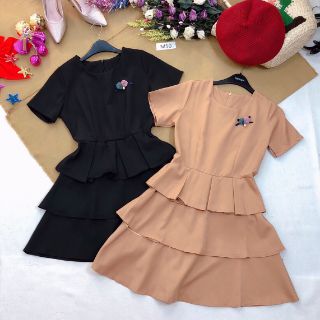 Đầm tầng kèm hoa cài aoa