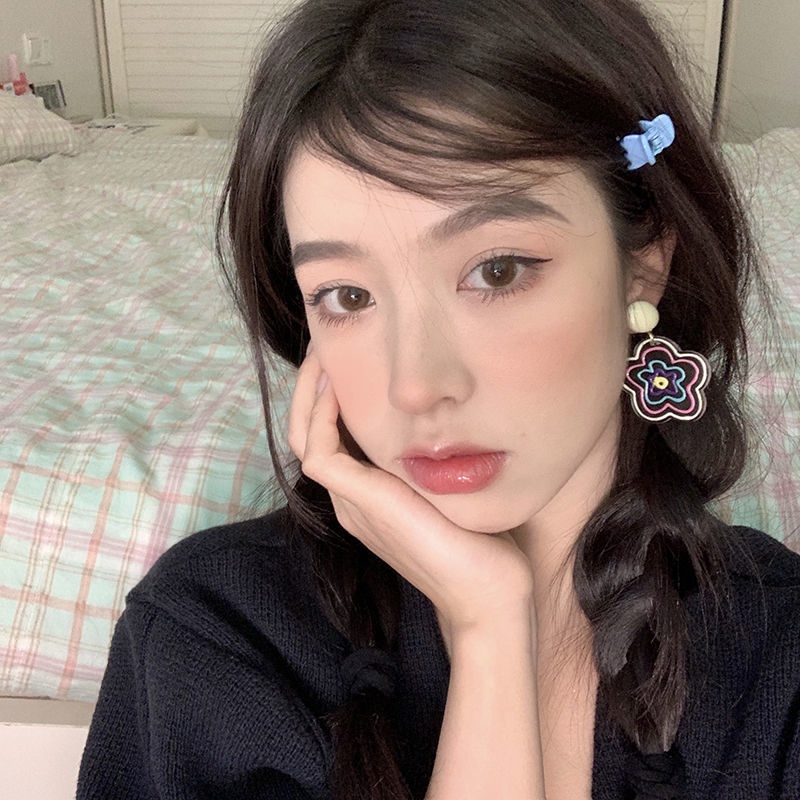 Bông tai hình hoa trong suốt màu sắc nổi bật