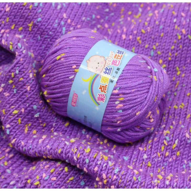 Cuộn len lụa nhiều màu sắc dùng để đan áo sweater/mũ