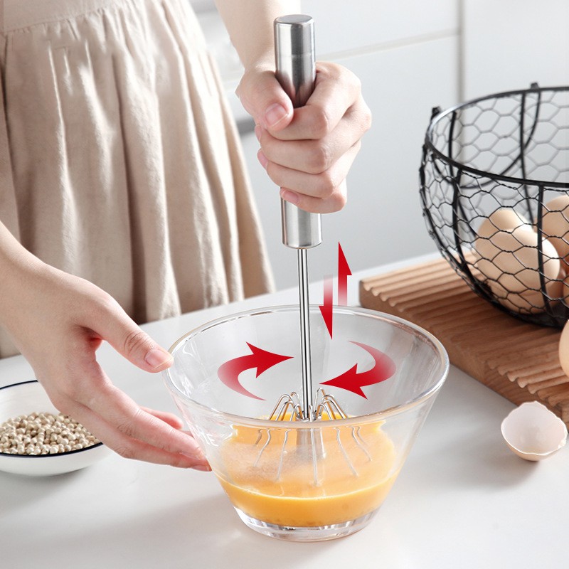 Phới Đánh Trứng bán tự động chỉ cần ấn nhẹ ở tay cầm cây đánh trứng sẽ tự quay mà ko cần dùng điện dụng cụ làm bánh TRU