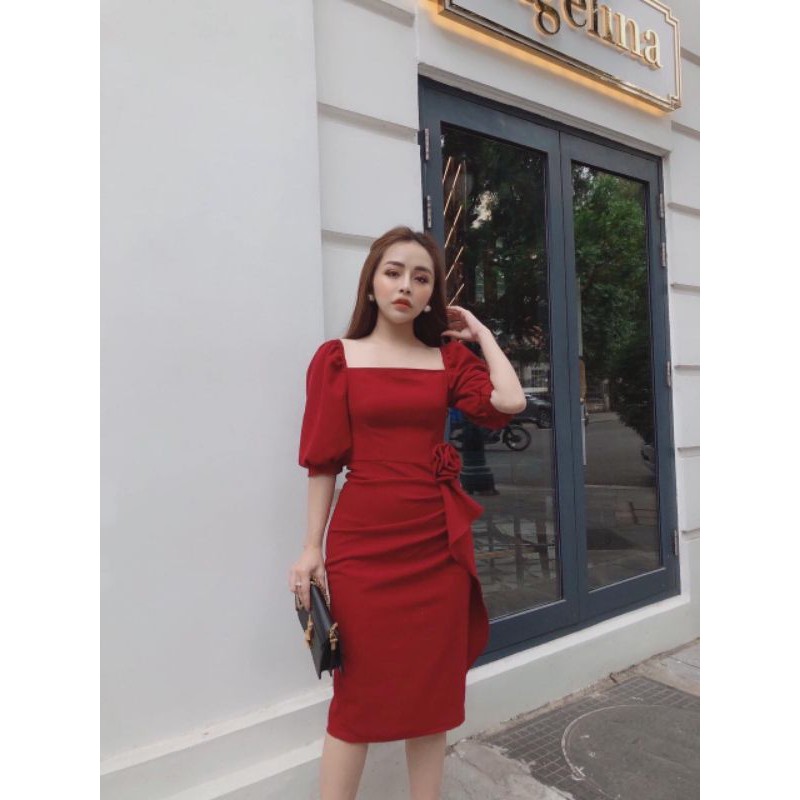 Đầm body cổ vuông kết bông eo xinh xắn