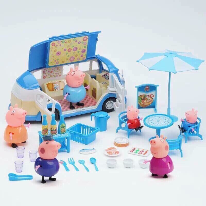 Bộ đồ chơi Gia đình heo Peppa Pig đi ô tô dã ngoạị (4 chú heo)