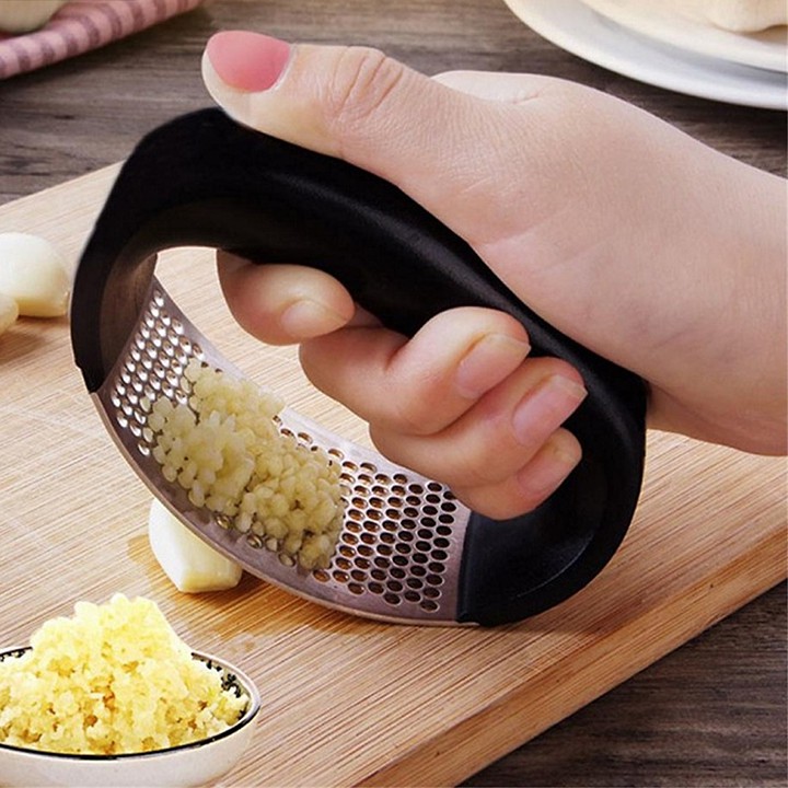 Dụng cụ nghiền tỏi garlic press màu đen, đồ nghiền tỏi chuyên dụng cho nhà bếp FASOLA